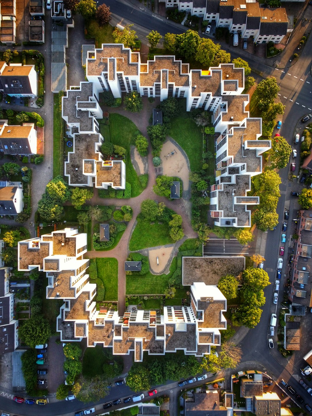 aerial-view-of-a-modern-apartment-complex-with-courtyard-xkk6bg5cbbm