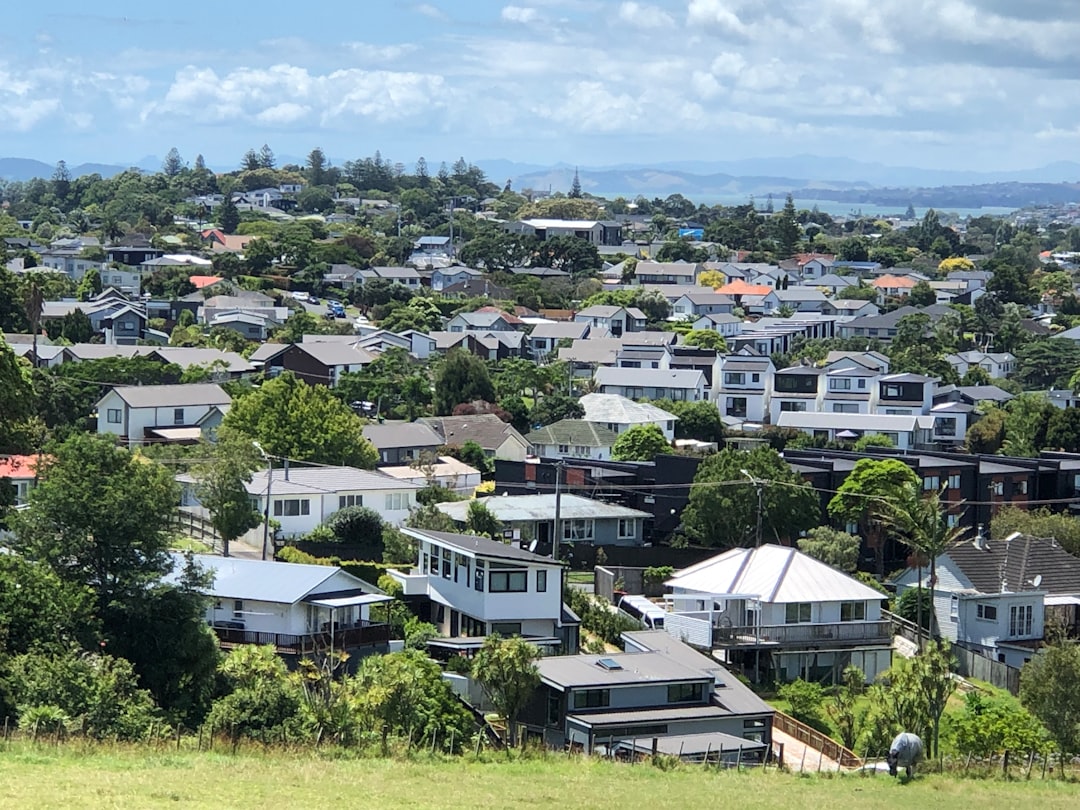 suburban-neighborhood-with-houses-and-green-hills-j2rtrckqflq